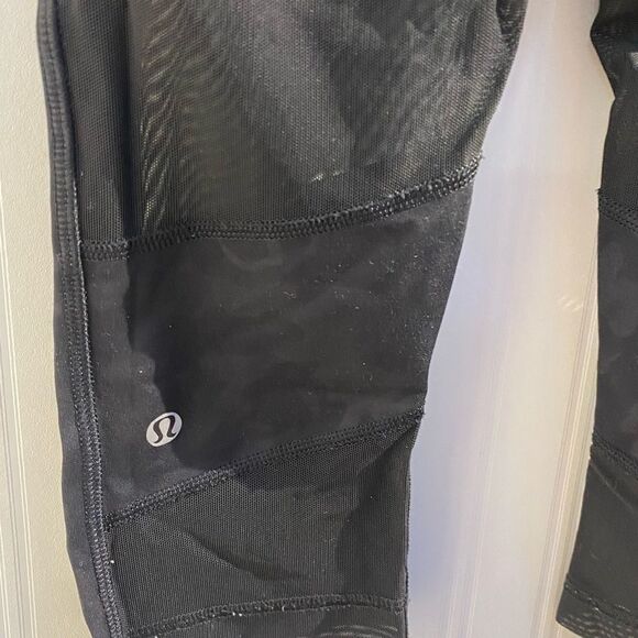 Lululemon Mesh With Me Crop Leggings in‎ Animal Swirl Embossed Black Camo Size 4 - Picture 7 of 8